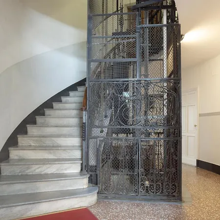 Casa A Due Passi Stazione E Centro アパート