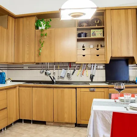 Casa A Due Passi Stazione E Centro 아파트